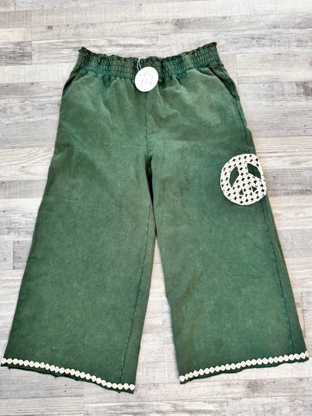 Umgee NWT mineral washed green wide leg crop pants crochet peace sign size 1X A7
